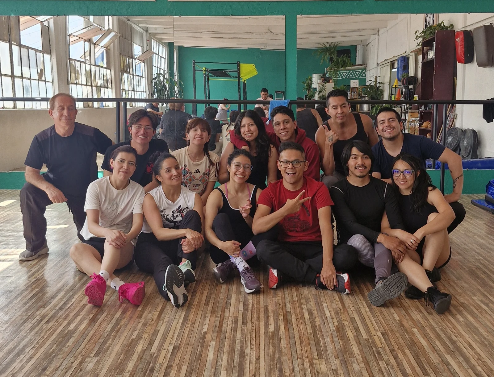 Un grupo de Jiving Rabbits compartiendo sonrisas en el salón de baile