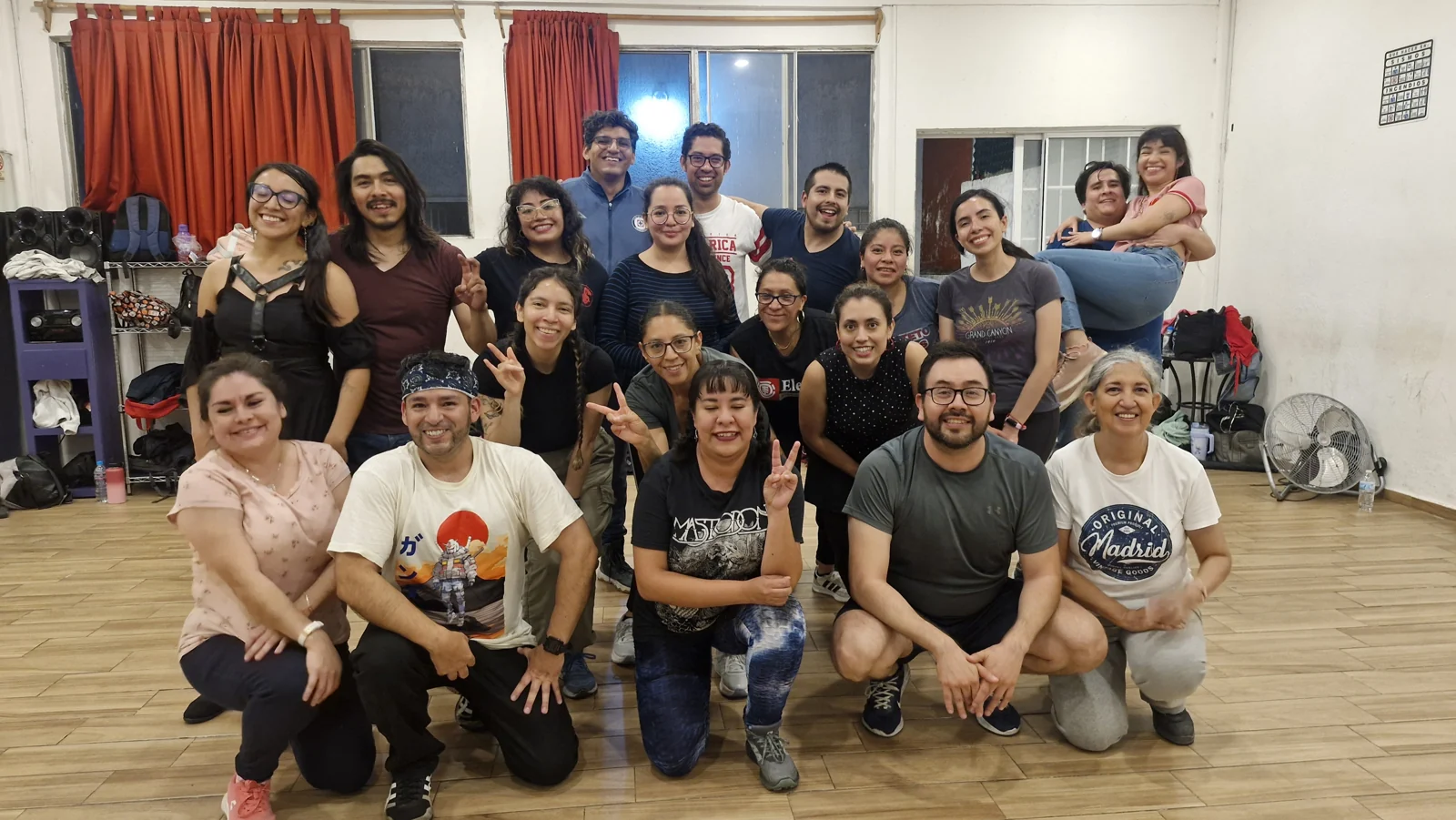 Alumnos de Jiving Rabbits sonriendo juntos en el salón de clase