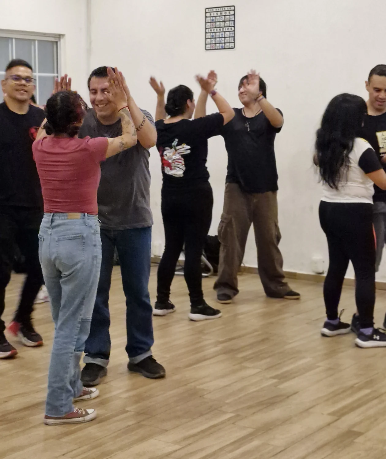 Parejas sonriendo mientras practican en una clase de Jiving Rabbits