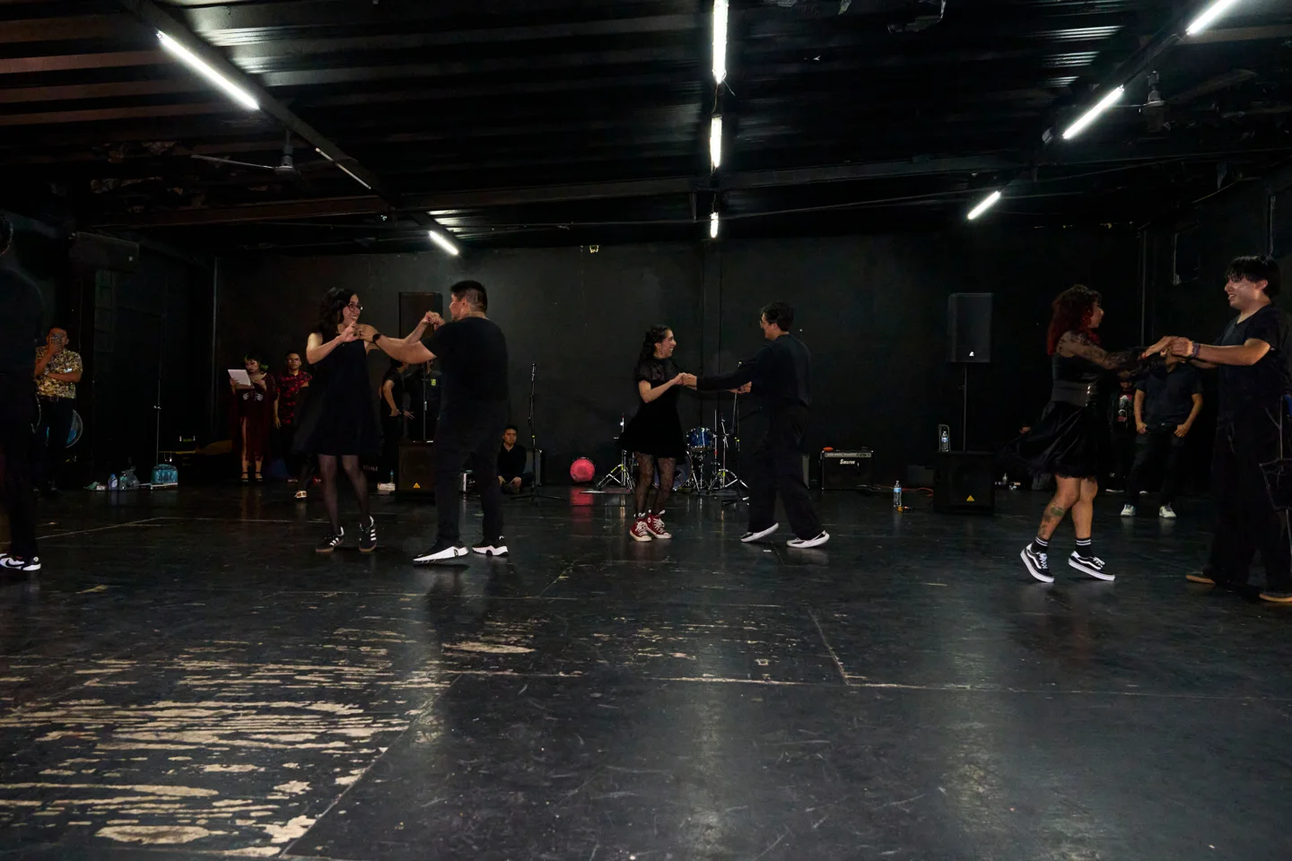 Parejas del equipo coreográfico bailando durante el aniversario
