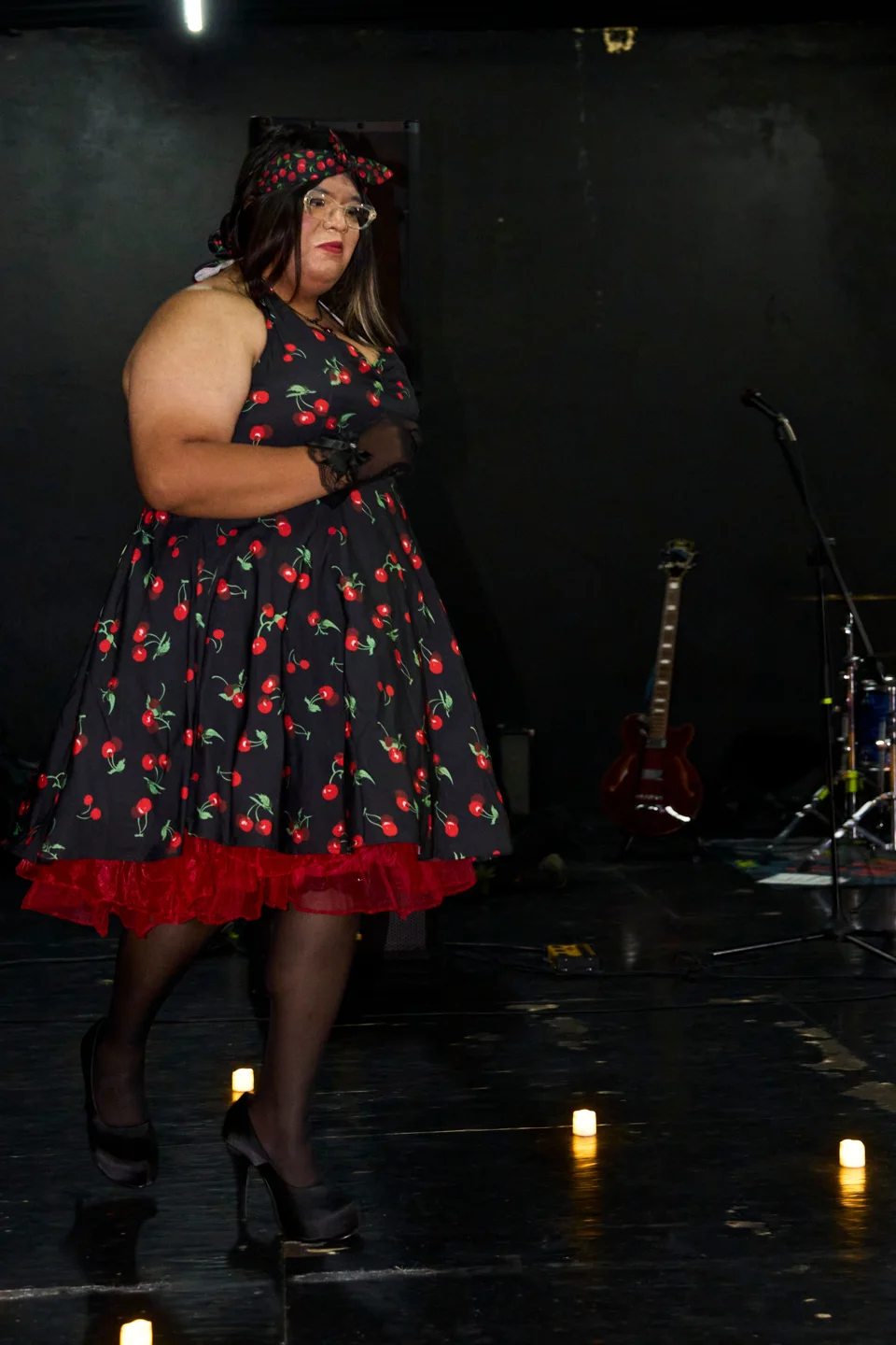 Participante con vestido de cerezas y estilo Rockabilly en el aniversario