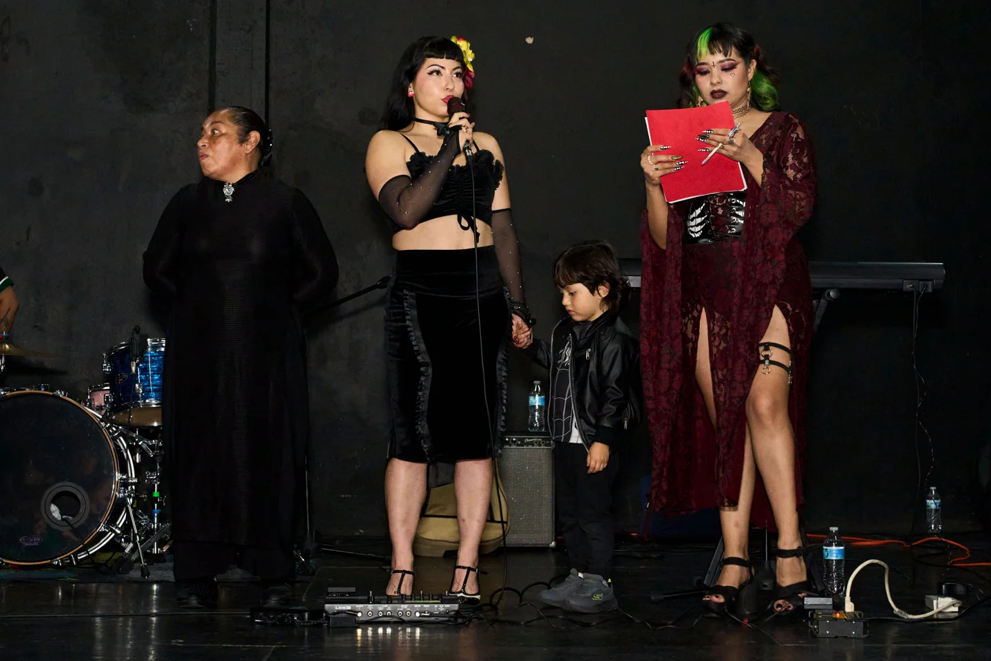 Anfitrionas con micrófono en la pasarela del aniversario